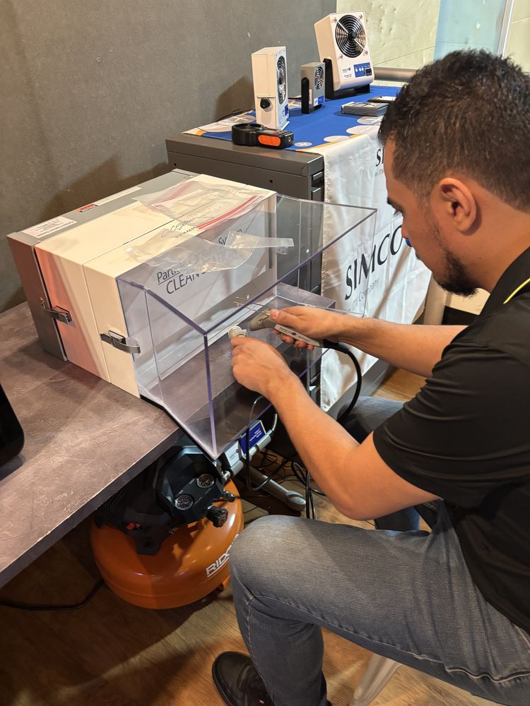 Demostración de equipo de ionización Simco-Ion para control de estática en estación de trabajo