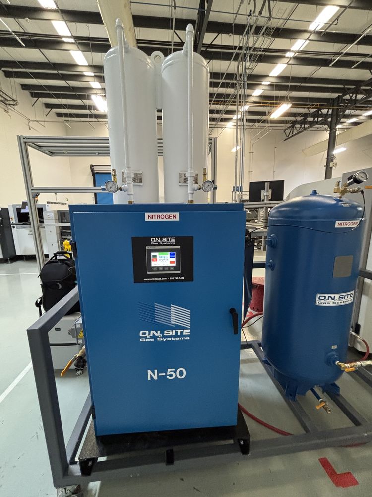Generador de nitrógeno N-50 con tanque de almacenamiento instalado en planta de manufactura