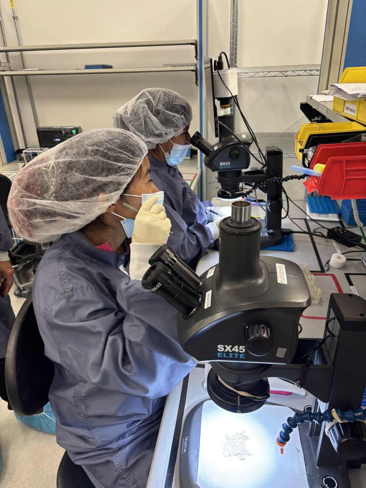 Operadoras inspeccionando piezas con microscopios estereoscópicos SX45 en una línea de producción