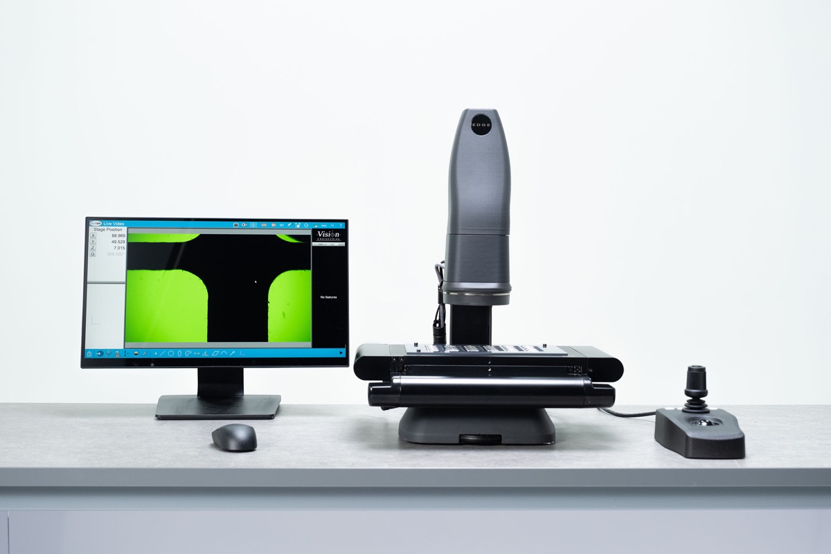 Edge APEX con su monitor y joystick