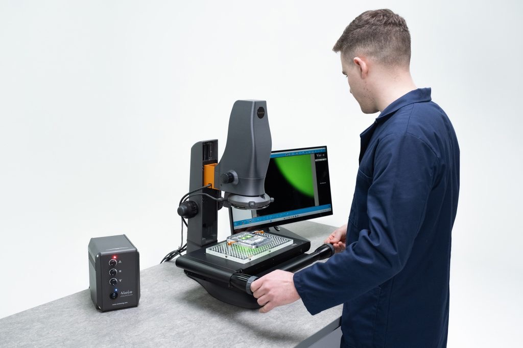 Edge CORE midiendo una pieza en una fixtura