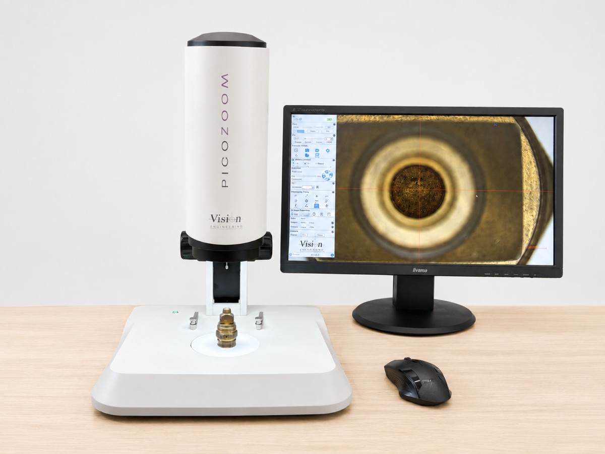 Microscopio digital PicoZoom de Vision Engineering inspeccionando una pieza, con su monitor